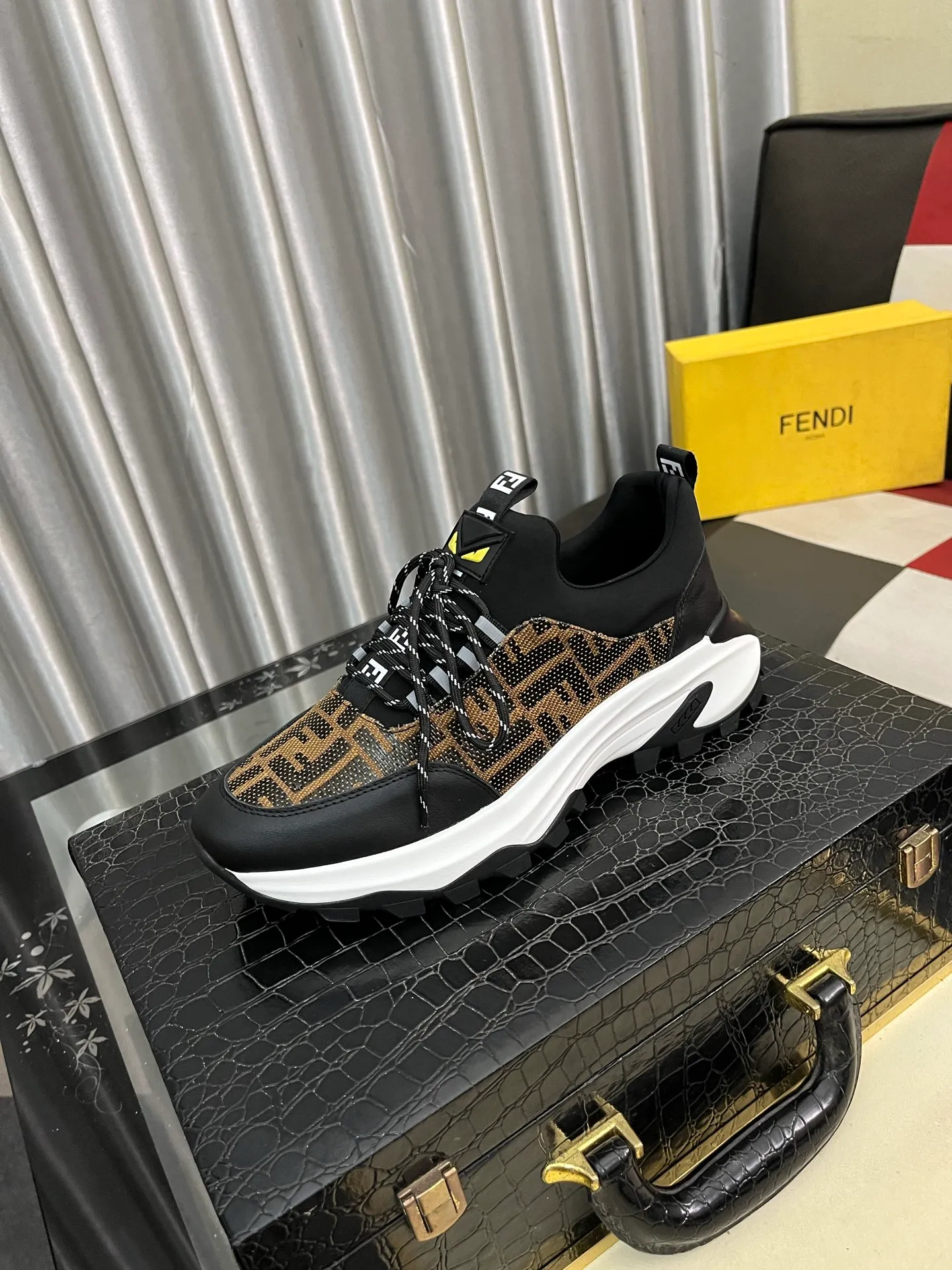 Men's Men's Shoes💰458⌚️⌚️[FENDI] Fendi's classic and comfortable men's, this complex sneaker is made of soft calfskin➕genuine leather lining➕original ultra-light rubber material with rough outsole. This unique light style is suitable for the casual and refined sensibility of this season. It is comfortable and natural on the feet. It is an everyday style for casual travel in autumn and winter! 38−443️⃣colors available
